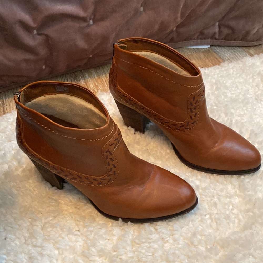 UGG BROWN WESTERN VIBE BOOTIES